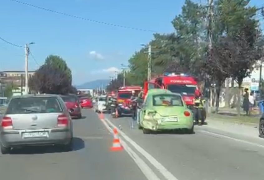 Clujeanca de 23 de ani ranita intr un accident in lant cauzat de un sofer beat care a lovit o si a proiectat o spre o alta masina