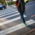 Conflict in traficul din Cluj Napoca Un sofer cere pietonilor sa nu mai blocheze circulatia in timp ce asteapta la trecere Traverseaza repede