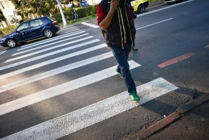 Conflict in traficul din Cluj Napoca Un sofer cere pietonilor sa nu mai blocheze circulatia in timp ce asteapta la trecere Traverseaza repede