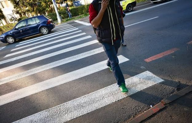 Conflict in traficul din Cluj Napoca Un sofer cere pietonilor sa nu mai blocheze circulatia in timp ce asteapta la trecere Traverseaza repede