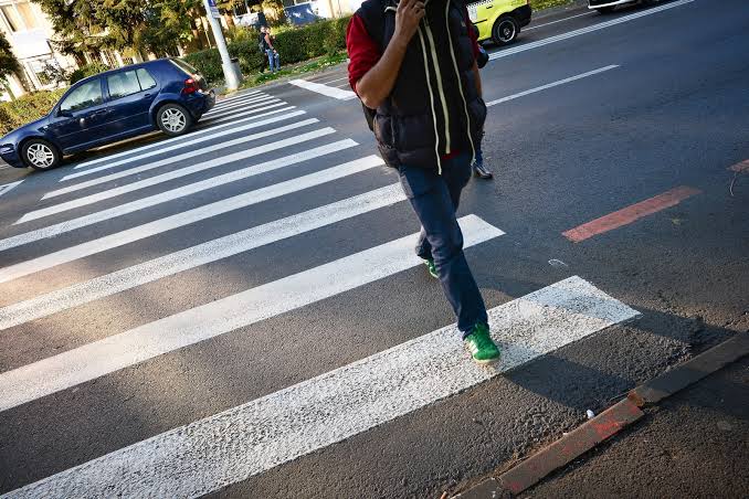 Conflict in traficul din Cluj Napoca Un sofer cere pietonilor sa nu mai blocheze circulatia in timp ce asteapta la trecere Traverseaza repede