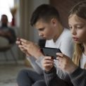 Copiii care isi creeaza conturi pe retelele sociale inca din gimnaziu au rezultate academice mai slabe Ce au descoperit cercetatorii italieni