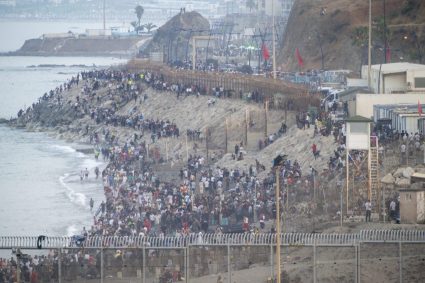 Criza din Ceuta pune la încercare integritatea spațiului Schengen. Franța își întărește controalele la granița cu Spania.