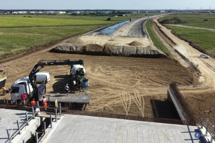 Cum se prezintă din dronă cel mai recent tronson al Autostrăzii A0. „Este finalizat în proporție de 91,5%. Inaugurarea este programată pentru sfârșitul…”