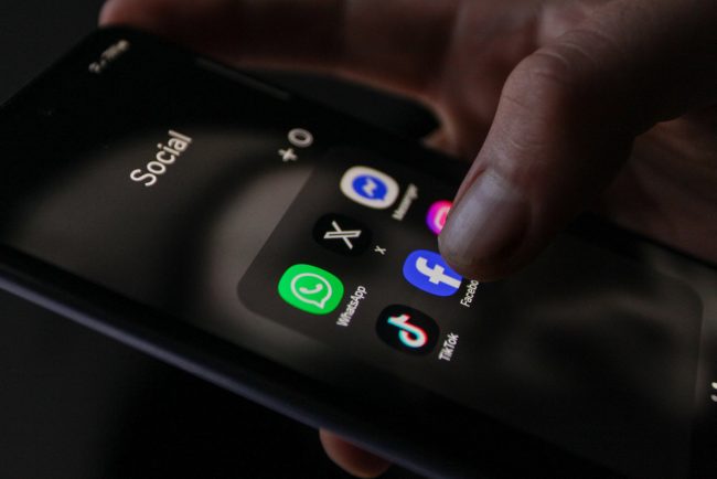 Demontarea miturilor legatede restrictiile asupra retelelor sociale pentru adolescenti in Australia