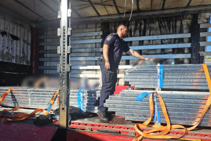 Doi migranti marocani descoperiti in stare de inconstienta in semiremorca unui TIR venit din Turcia au patronat ilegal in Romania