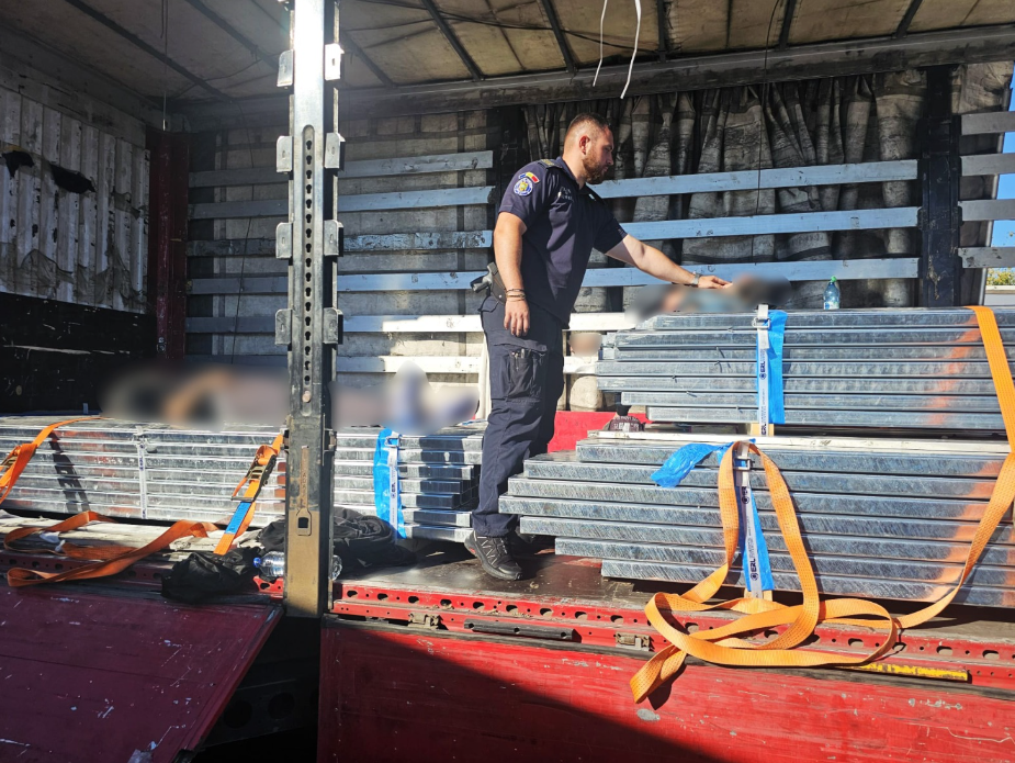 Doi migranti marocani descoperiti in stare de inconstienta in semiremorca unui TIR venit din Turcia au patronat ilegal in Romania