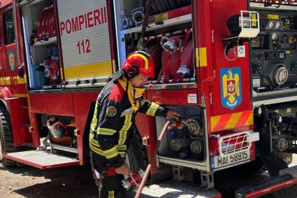 Două garaje au fost distruse de un incendiu în Arad. Incendiul a dus la două victime. Autoritățile au emis un mesaj RO-Alert.