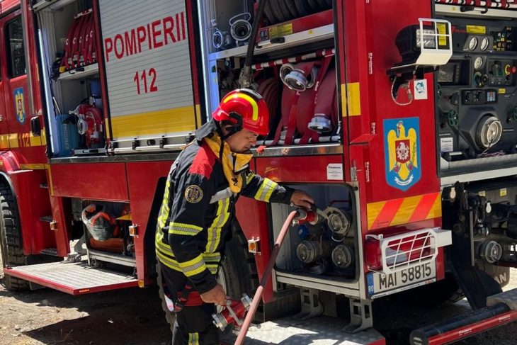 Doua garaje au fost distruse de un incendiu in Arad incendiul a dus la doua victime autoritatile au emis un mesaj RO Alert