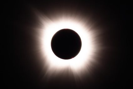 Eclipsa de Soare are loc astăzi. Cele mai recomandate orașe din România pentru a o urmări.