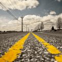 Efectele caniculei stratul de asfalt s a umflat si s a crapat pe o autostrada din Ucraina