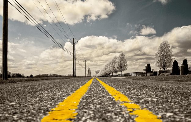 Efectele caniculei stratul de asfalt s a umflat si s a crapat pe o autostrada din Ucraina