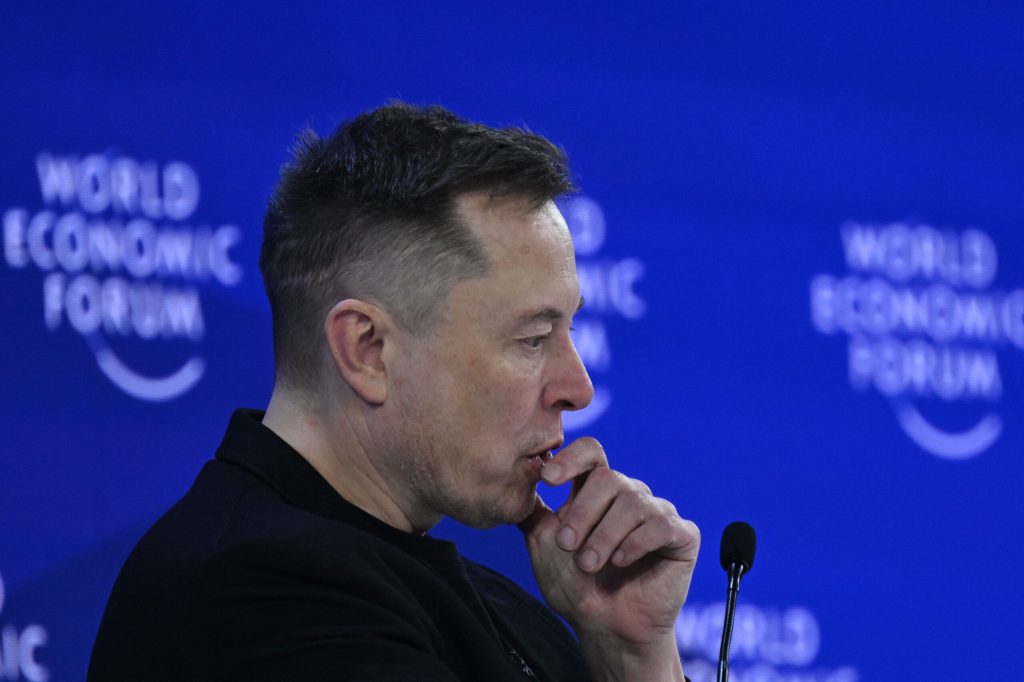 Elon Musk nu mai este trilionar A pierdut 363 de miliarde de dolari in doar o luna un record absolut in istoria clasamentelor Forbes