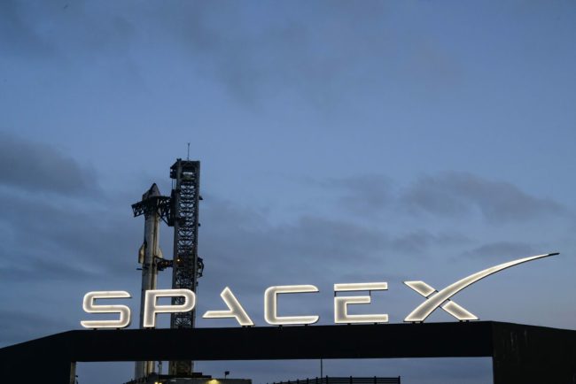 Elon Musk vrea sa transforme Luna intr o fabrica uriaza de sateliti Planul SpaceX care ar putea revoluciona industria spatiala