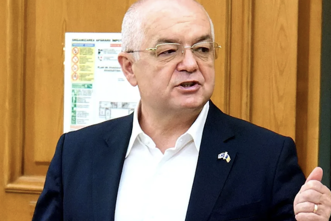 Emil Boc revoltat de mirosul insuportabil din Cluj Primarul solicita oprirea imediata a raspandirii ingrasamintelor Cerem scuze publice de la Transavia