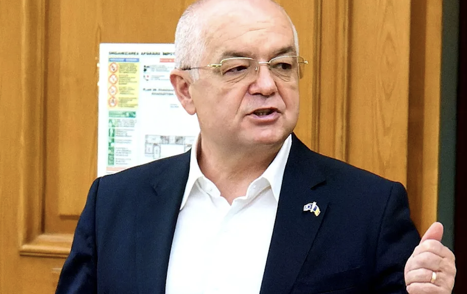 Emil Boc revoltat de mirosul insuportabil din Cluj Primarul solicita oprirea imediata a raspandirii ingrasamintelor Cerem scuze publice de la Transavia