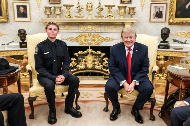 Erou la 16 ani un tanar salvamar recompensat personal de Donald Trump
