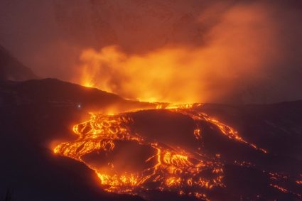 Erupția vulcanului Etna afectează traficul aerian. Un aeroport important din sudul Italiei este închis.