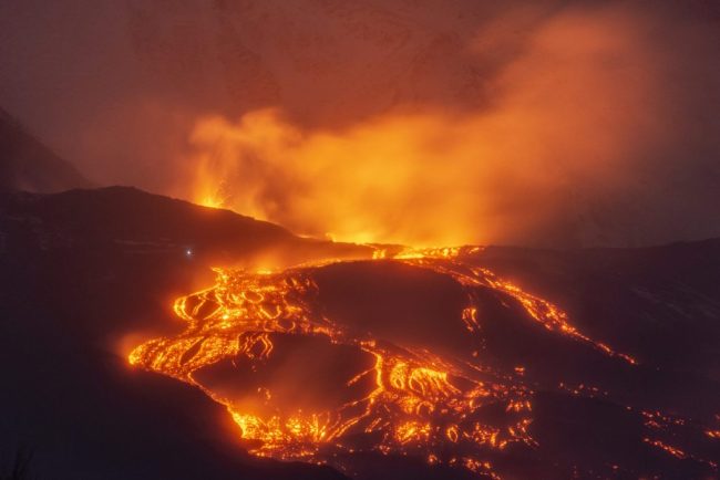 Eruptia vulcanului Etna afecteaza traficul aerian Un aeroport important din sudul Italiei este inchis