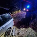 Familie cu un copil de doi ani salvata de jandarmi dupa ce GPS ul i a condus pe un drum forestier
