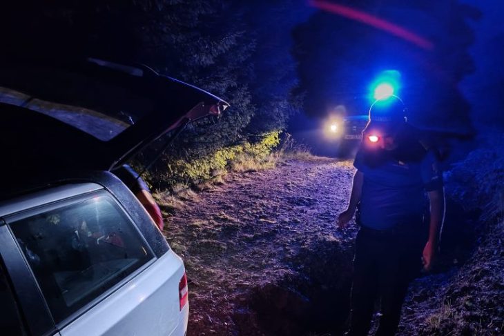 Familie cu un copil de doi ani salvata de jandarmi dupa ce GPS ul i a condus pe un drum forestier