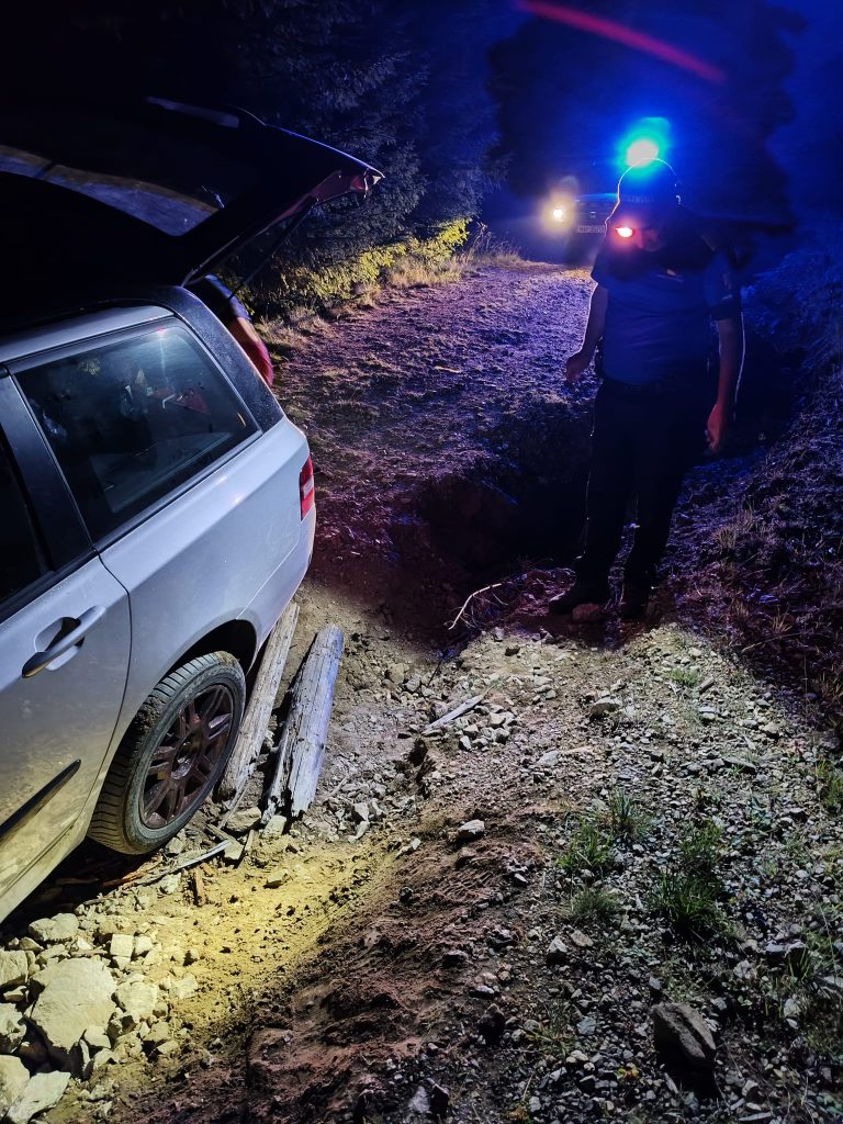Familie cu un copil de doi ani salvata de jandarmi dupa ce GPS ul i a condus pe un drum forestier