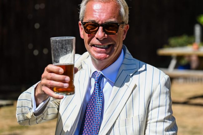 Farage invinge in alegerile partiale din Clacton