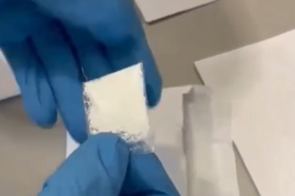 Femeie reținută după ce a încercat să expedeze 35 de doze de cocaină în Austria prin intermediul serviciului de curierat.