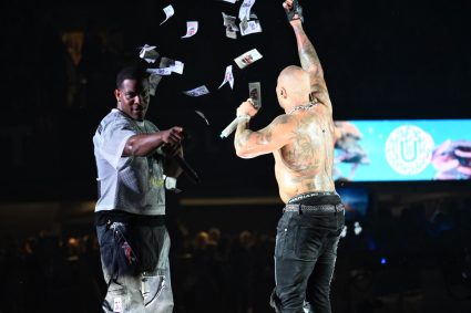 GALERIE FOTO: Cele mai captivante imagini de la concertul lui Flo Rida la UNTOLD – flori, bancnote personalizate și adidași semnați pentru fanii din România.