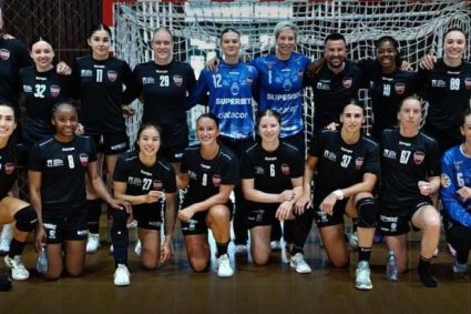 Gloria Bistrița, campioana României la handbal feminin, obține victoria în al doilea meci amical al verii. Cum a fost formată echipa lui Carlos Viver?