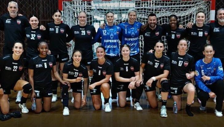 Gloria Bistria campioana Romniei la handbal feminin obtine victoria in al doilea meci amical al verii Cum a fost formata echipa lui Carlos Viver