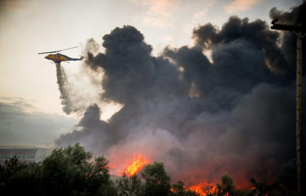 Grecia Incendiile devastatoare din apropierea Atenei Sute de pompieri se confrunta cu flacarile in conditii de vant puternic