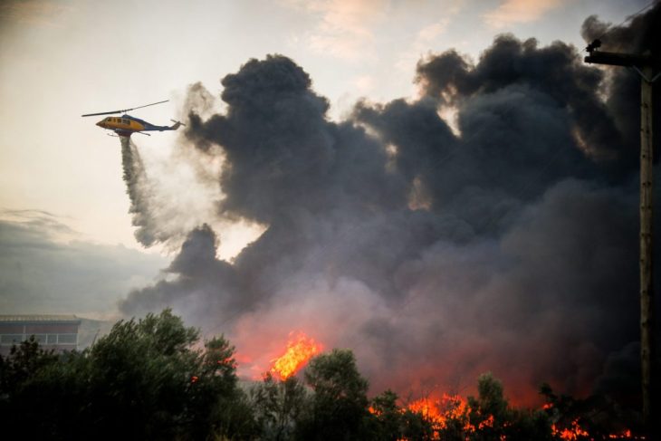 Grecia Incendiile devastatoare din apropierea Atenei Sute de pompieri se confrunta cu flacarile in conditii de vant puternic