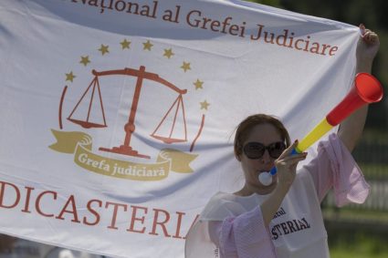 Grefierii amenință cu suspendarea activității instanțelor și parchetelor începând cu 1 septembrie din cauza Legii salarizării: „Vom bloca complet sistemul judiciar din România”