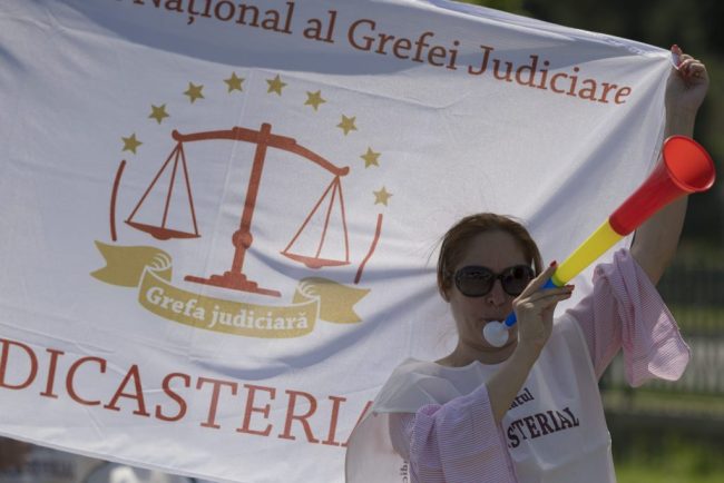 Grefierii ameninta cu suspendarea activitatii instantele si parchetele incepand cu 1 septembrie din cauza Legii salarizarii Vom bloca complet sistemul judiciar din Romania