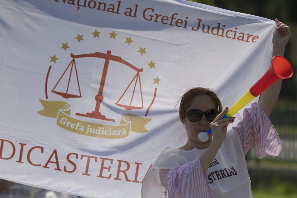 Grefierii ameninta cu suspendarea activitatii instantele si parchetele incepand cu 1 septembrie din cauza Legii salarizarii Vom bloca complet sistemul judiciar din Romania