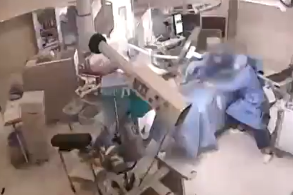 Imagini remarcabile. Reacția unor chirurgi surprinși de un cutremur în timpul unei operații.