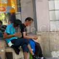 Imagini socante Doi clujeni surprinsi consumand substante la statia de autobuz din apropierea Teatrului National din Cluj Napoca recent