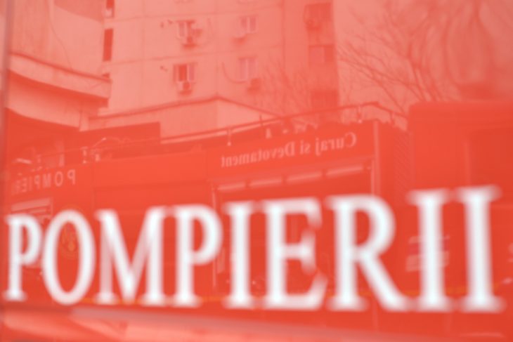 Incendiu de vegetatie langa statia CFR Bacau Linia de contact a fost suspendata temporar