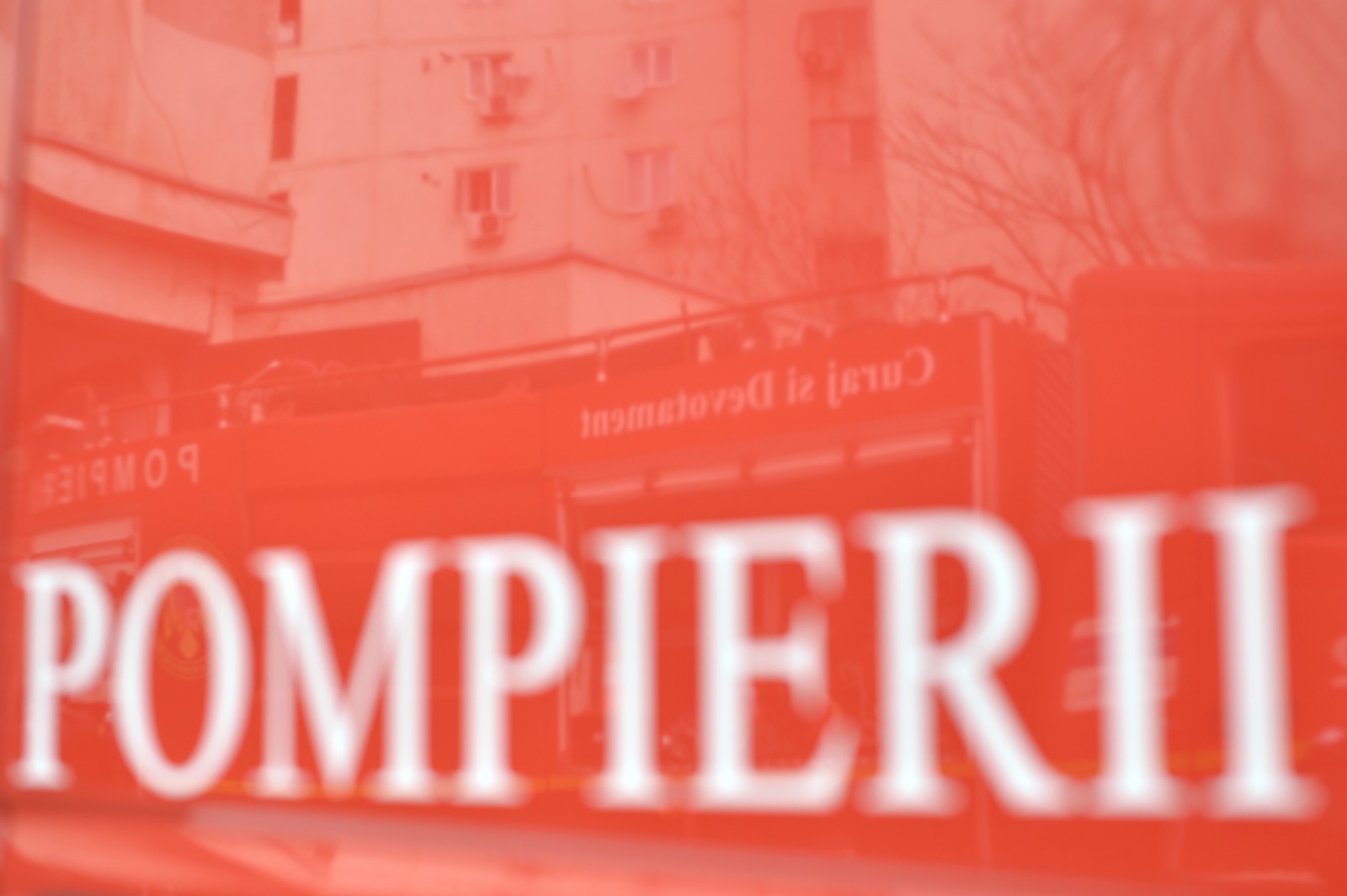 Incendiu de vegetatie langa statia CFR Bacau Linia de contact a fost suspendata temporar