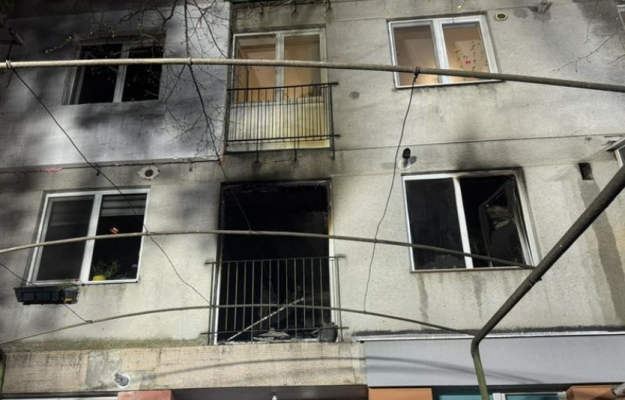 Incendiu intr un bloc de pe strada Albac din Cluj Mai multe persoane au fost evacuate Pompierii nu au reusit inca sa identifice sursa focului