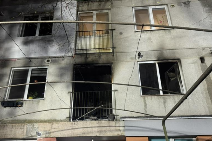 Incendiu intr un bloc de pe strada Albac din Cluj Mai multe persoane au fost evacuate Pompierii nu au reusit inca sa identifice sursa focului