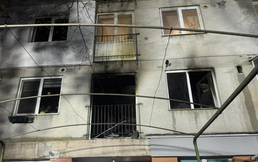 Incendiu intr un bloc de pe strada Albac din Cluj Mai multe persoane au fost evacuate Pompierii nu au reusit inca sa identifice sursa focului