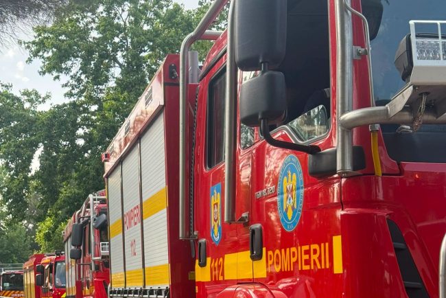 Incendiu la un autocar in Ramnicul Valcea Flacarile s au extins la alte doua vehicule comerciale