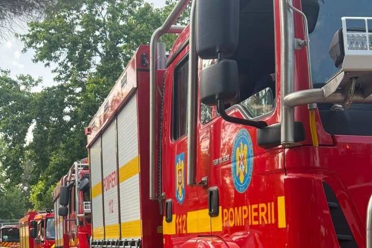 Incendiu la un autocar in Ramnicul Valcea Flacarile s au extins la alte doua vehicule comerciale