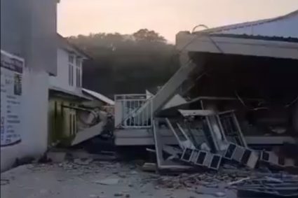 Indonezia, afectată de un cutremur cu magnitudinea de 7,7. A fost emisă o alertă de tsunami.