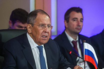 Lavrov acuză SUA de implicare în atacurile din Ucraina și cere explicații de la Washington.