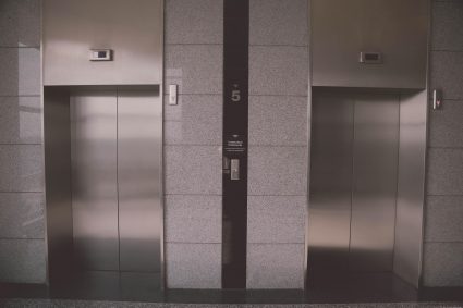 Lifturi pentru clădirile vechi din România: noua lege intră în vigoare miercuri. Cine poate beneficia de acest program.
