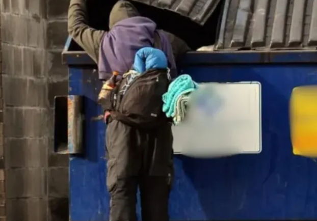 Locuitorii unui cartier din Cluj Napoca sunt satui de persoanele fara adapost Cauta zilnic in gunoaie si lasa dupa ele mizerie