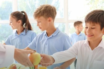 Masă caldă pentru copiii din Apahida! Primăria anunță extinderea programului la creșe, grădinițe și până în clasa a IV-a.